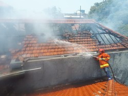 Kobaran Api Lalap Sebuah Rumah di Surabaya, 18 Damkar Diterjunkan