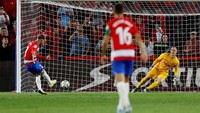 Petaka untuk Barcelona datang pada menit ke-63. Wasit menunjuk titik putih setelah Arturo Vidal dinilai melakukan handball. Penalti yang dieksekusi pada menit ke-66 itu sukses dikonversi menjadi gol oleh Vadillo. Reuters/Marcelo Del Pozo.