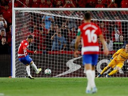 Petaka untuk Barcelona datang pada menit ke-63. Wasit menunjuk titik putih setelah Arturo Vidal dinilai melakukan handball. Penalti yang dieksekusi pada menit ke-66 itu sukses dikonversi menjadi gol oleh Vadillo. Reuters/Marcelo Del Pozo.