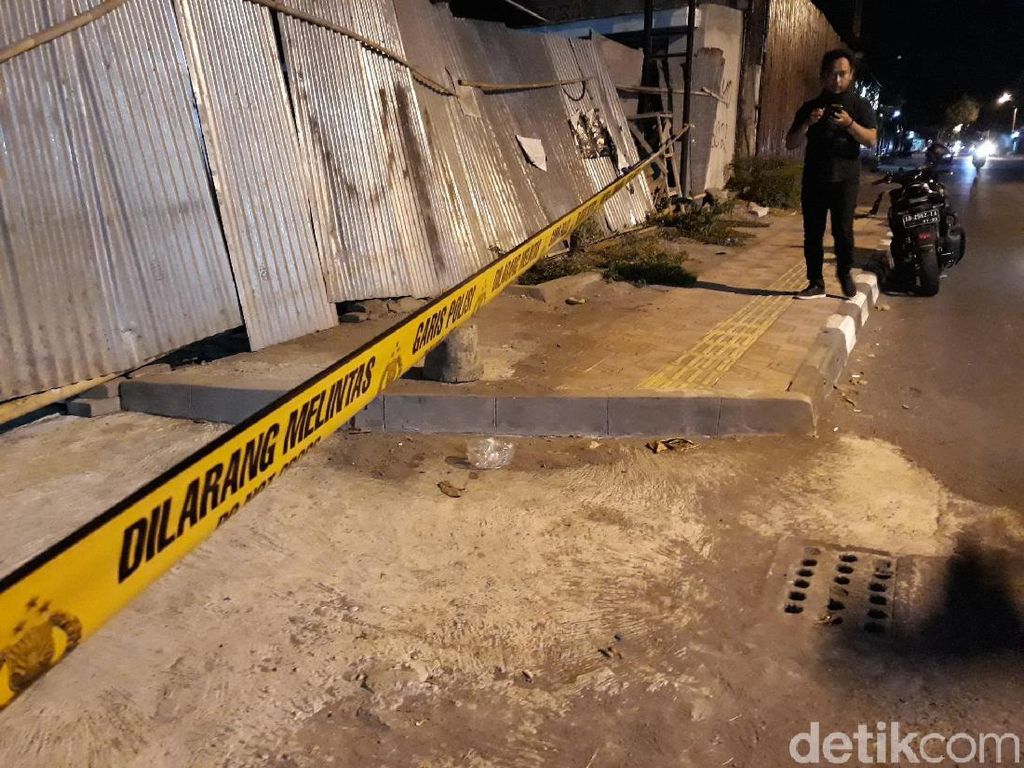 Terbakar Cemburu, Pria Bacok Teman Pacarnya di Jakbar Terbakar Cemburu, Pria Bacok Teman Pacarnya di Jakbar