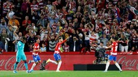 Dengan hasil ini, Granada untuk sementara memuncaki klasemen Liga Spanyol dengan 10 poin dari lima pertandingan. Mereka unggul selisih gol atas Sevilla yang belum bertanding dan Atletico Madrid. Reuters/Marcelo Del Pozo.