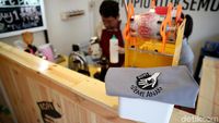 Keren! Kedai Kopi Ini Pekerjakan Penyandang Disabilitas sebagai Barista