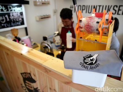 Keren! Kedai Kopi Ini Pekerjakan Penyandang Disabilitas sebagai Barista