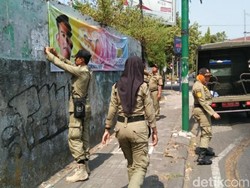 Spanduk Gibran Bertebaran, Satpol PP Solo Sigap Membersihkan