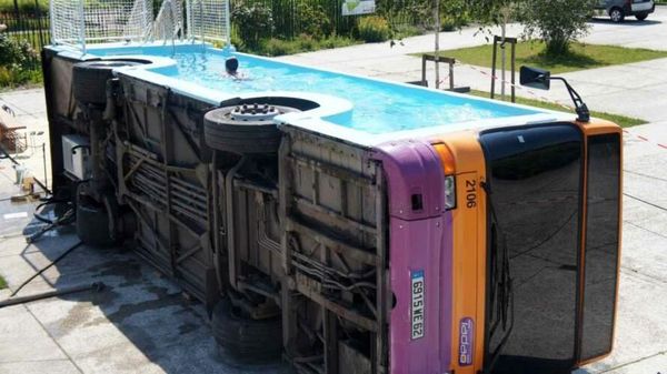 Bus Tua Disulap Jadi Kolam Renang, Begini Jadinya!