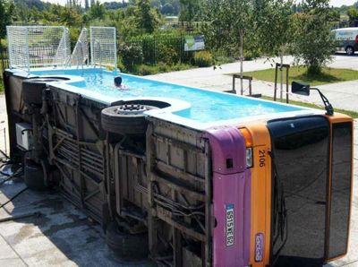 Bus Tua Disulap Jadi Kolam Renang, Begini Jadinya!