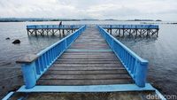 Bersantai di Jembatan Biru Kota Batu Simeulue