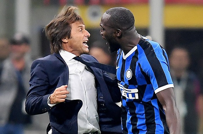 Soccer Football - Serie A - AC Milan v Inter Milan - San Siro, Milan, Italy - September 21, 2019   Inter Milans Romelu Lukaku celebrates scoring their second goal with coach Antonio Conte     REUTERS/Daniele Mascolo