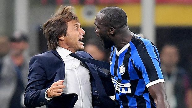 Soccer Football - Serie A - AC Milan v Inter Milan - San Siro, Milan, Italy - September 21, 2019   Inter Milan's Romelu Lukaku celebrates scoring their second goal with coach Antonio Conte     REUTERS/Daniele Mascolo