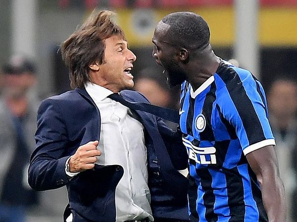 Antonio Conte Vs Kumpulan Para Mantan