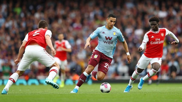 LONDON, ENGLAND - SEPTEMBER 22: Anwar El Ghazi of Aston Villa takes on Sokratis Papastathopoulos of Arsenal (L) and Bukayo Saka of Arsenal (R) during the Premier League match between Arsenal FC and Aston Villa at Emirates Stadium on September 22, 2019 in London, United Kingdom. (Photo by Michael Steele/Getty Images)