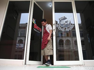 Pantang Berpangku Tangan, Barista Ini Berjuang Meski Cuma Punya Satu Kaki