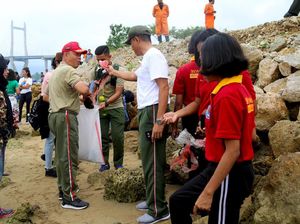 Peringati HUT TNI Ke-74, Kodam Pattimura Bersihkan Teluk Ambon
