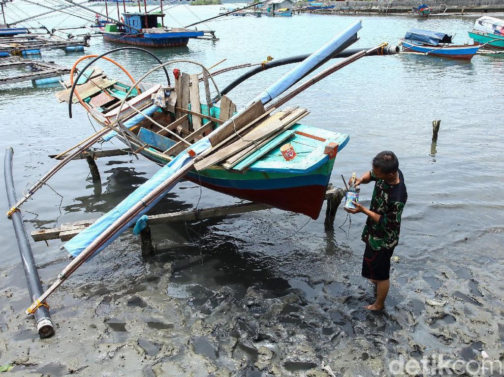 Melihat Perbaikan Kapal Pemburu Lobster di Simeulue Melihat Perbaikan Kapal Pemburu Lobster di Simeulue