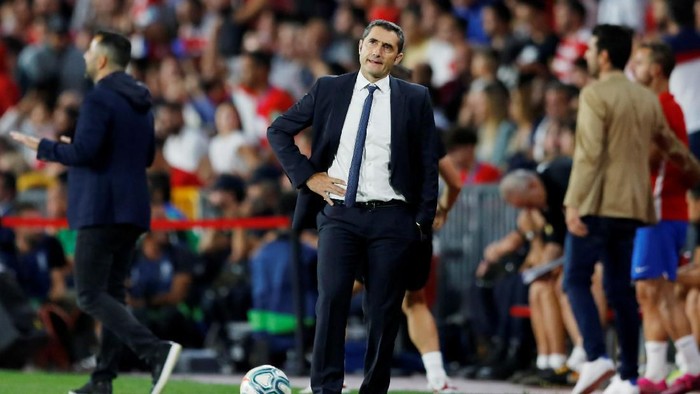 Soccer Football - La Liga Santander - Granada v FC Barcelona - Nuevo Estadio de Los Carmenes, Granada, Spain - September 21, 2019   Barcelona coach Ernesto Valverde reacts   REUTERS/Marcelo Del Pozo