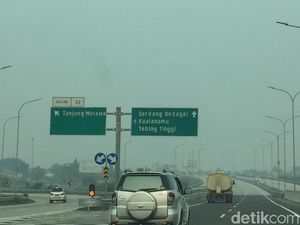 Pengemudi Keluhkan Kabut Asap di Jalan Tol Kualanamu Medan