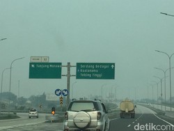 Pengemudi Keluhkan Kabut Asap di Jalan Tol Kualanamu Medan