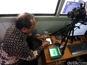Bukan Duit, Bikin SIM Sekarang Bayarnya Bisa Pakai Sampah