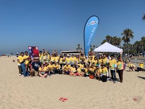 Rayakan 70 Tahun Hubungan RI-AS, WNI Bersih-bersih Pantai Santa Monica Rayakan 70 Tahun Hubungan RI-AS, WNI Bersih-bersih Pantai Santa Monica