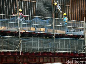 Geliat Pekerja Saat Kebut Tol Becakayu Seksi 2A