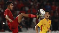 Kedua tim silih berganti melakukan serangan. China sendiri bisa merepotkan lini belakang Indonesia, yang di tiga laga sebelumnya belum begitu teruji.