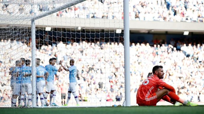 Ben Foster harus delapan kali memungut bola dari gawangnya saat Watford dihajar Manchester City (Foto: Phil Noble/Reuters)
