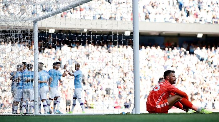 JUDI ONLINE Ben Foster harus delapan kali memungut bola dari gawangnya saat Watford dihajar Manchester City (Foto: Phil Noble/Reuters)