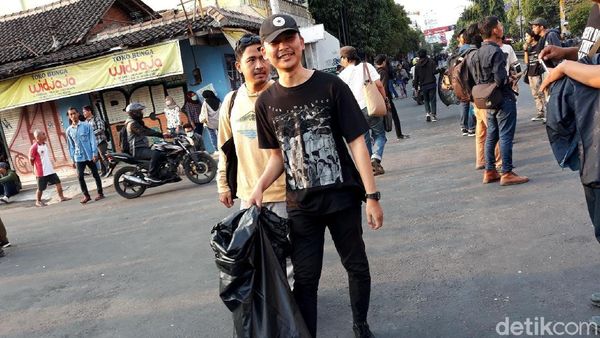 Usai Gelar Aksi, Massa Gejayan Memanggil Punguti Sampah