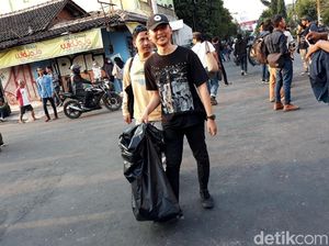Usai Gelar Aksi, Massa Gejayan Memanggil Punguti Sampah Usai Gelar Aksi, Massa Gejayan Memanggil Punguti Sampah