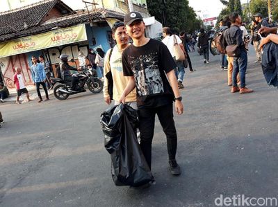 Usai Gelar Aksi, Massa Gejayan Memanggil Punguti Sampah