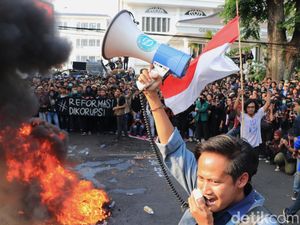 Demo Mahasiswa Bandung Sempat Memanas, Begini Suasananya