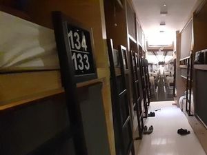 Menginap di Hotel Kapsul Stasiun Gambir