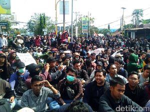 Simpang Tiga Gejayan Masih Jadi Panggung Orasi Demo Mahasiswa Simpang Tiga Gejayan Masih Jadi Panggung Orasi Demo Mahasiswa
