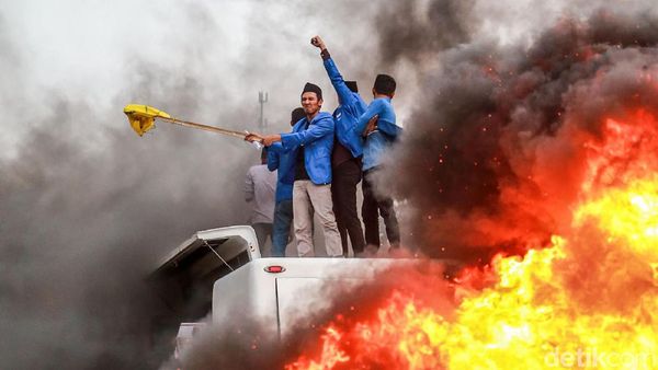 Lagi, Massa PMII Bakar Ban dan Lempari Telur di KPK