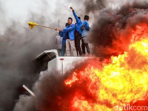 Lagi, Massa PMII Bakar Ban dan Lempari Telur di KPK