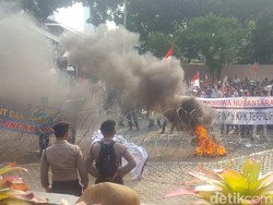 Demo Pro-Pimpinan Baru di KPK Memanas, Massa Bakar Ban di Depan Polisi