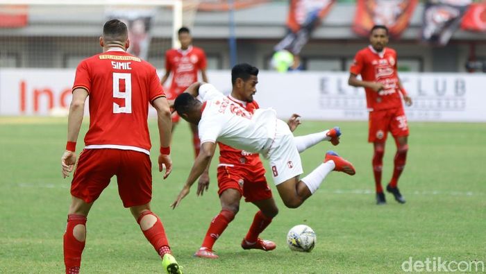 Persija menimbang dua nama untuk mengisi kursi pelatih. (Foto: Rachman Haryanto) Persija menimbang dua nama untuk mengisi kursi pelatih. (Foto: Rachman Haryanto)