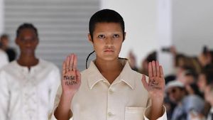 Tampil Bak Pasien RSJ, Model Mendadak Gelar Protes di Fashion Show Gucci
