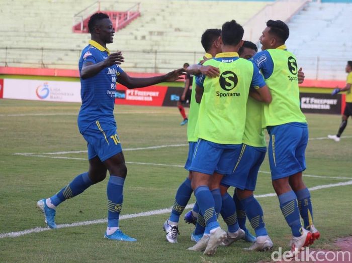 Persib Bandung menjamu Persebaya Surabaya di Bali. (Foto: Suparno/detikcom) Persib Bandung menjamu Persebaya Surabaya di Bali. (Foto: Suparno/detikcom)