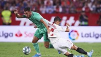 Pemain pengganti Sevilla, Javier Hernandez, juga sempat berhasil mencetak gol di menit ke-88, namun tayangan ulang menyatakan ia sudah berada dalam posisi offside. Istimewa/ Aitor Alcalde/Getty Images.