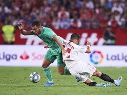 Pemain pengganti Sevilla, Javier Hernandez, juga sempat berhasil mencetak gol di menit ke-88, namun tayangan ulang menyatakan ia sudah berada dalam posisi offside. Istimewa/ Aitor Alcalde/Getty Images.