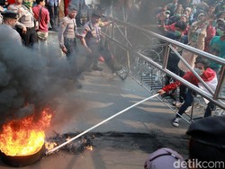 Lagi Demo Jangan Bakar Ban!