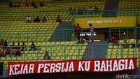 Tribune stadion banyak yang lowong.