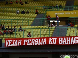 Tribune stadion banyak yang lowong.