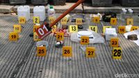 Polisi Sita Barang Bukti Penggerebekan Teroris