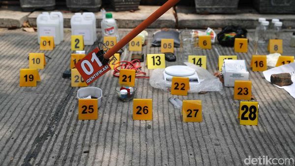 Polisi Sita Barang Bukti Penggerebekan Teroris