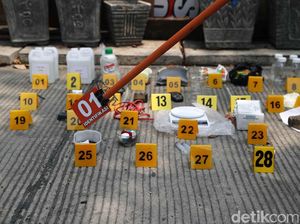 Polisi Sita Barang Bukti Penggerebekan Teroris