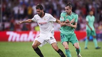 Kedua tim bertanding sengit dan keras sejak awal babak pertama. Istimewa/Aitor Alcalde/Getty Images.