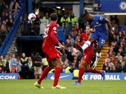 Mendapat satu gol, Chelsea pun terus menekan. Pada menit ke-87, Chelsea punya peluang lewat Michy Batshuayi. Memanfaatkan crossing Marcos Alonso, tandukan Batshuayi masih tipis ke kiri gawang Liverpool. Istimewa/John Sibley/Reuters.