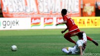 Menguasai bola clearance pemain belakang Barito Putera, Heri Susanto mengecoh Gavin Kwan Adsit sebelum melepaskan tembakan keras di sisi kanan kotak penalti Barito Putera, bola menghujam keras gawang yang dikawal Riyandi.